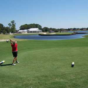 Sun 'n Lake G & CC: clubhouse & island green